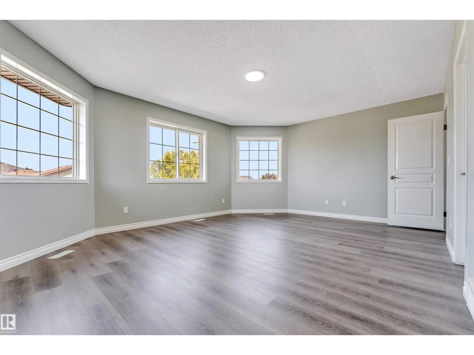 325 Jilling Cres. NW