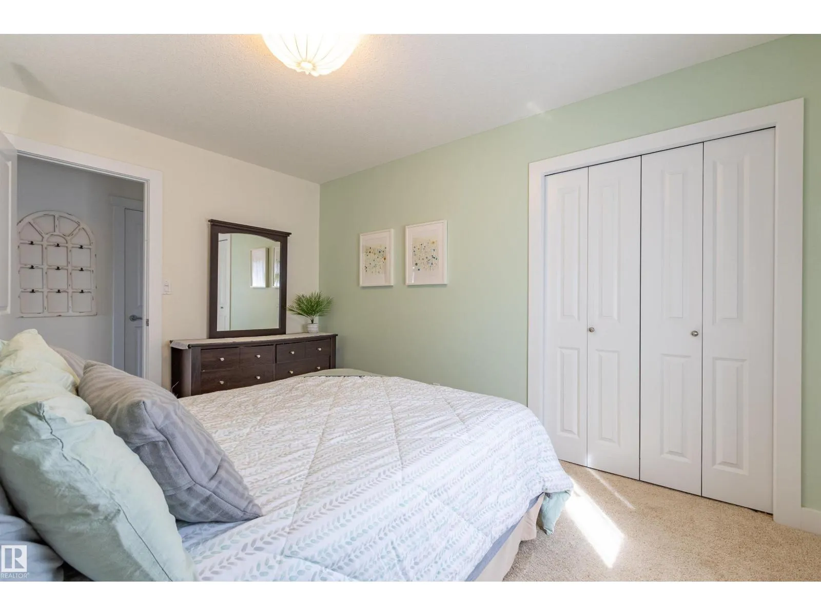 9 Southbridge Crescent