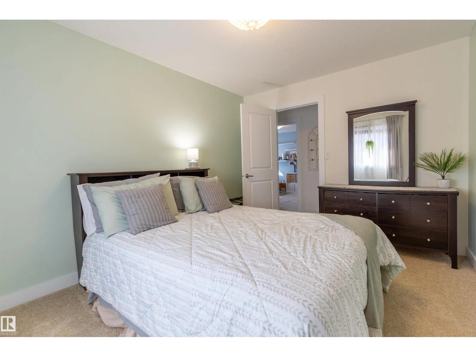 9 Southbridge Crescent