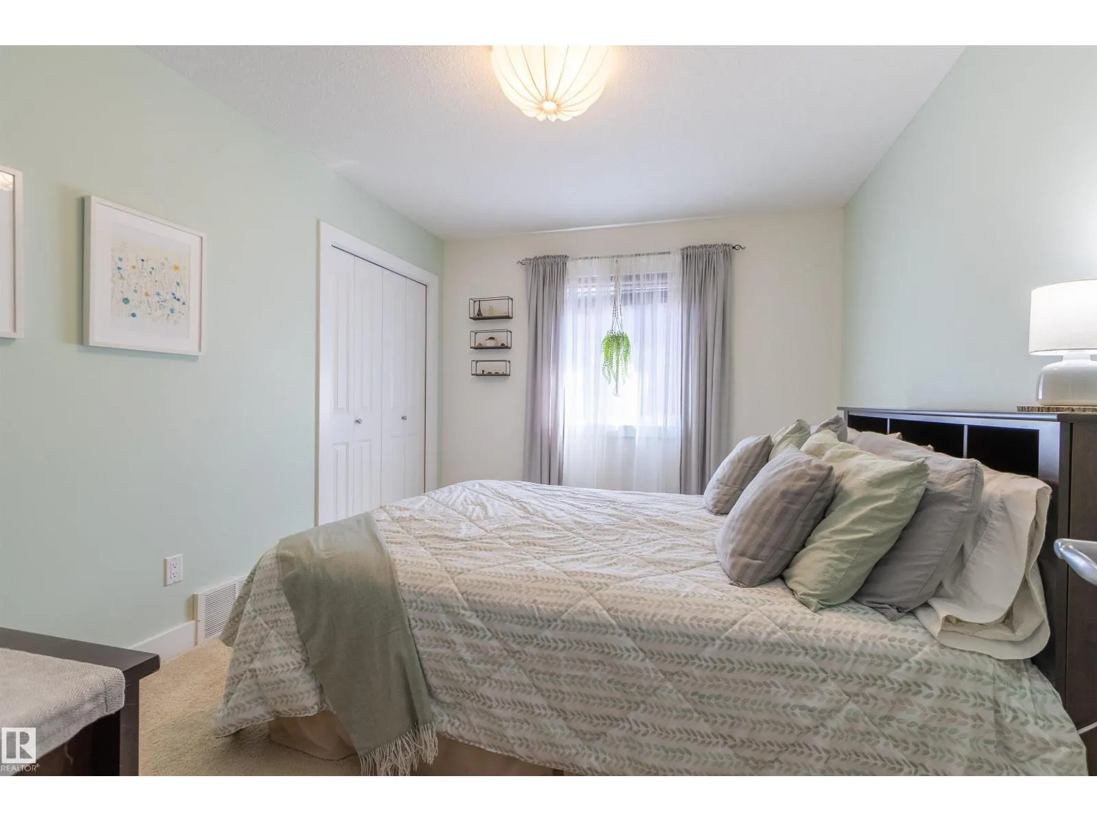 9 Southbridge Crescent