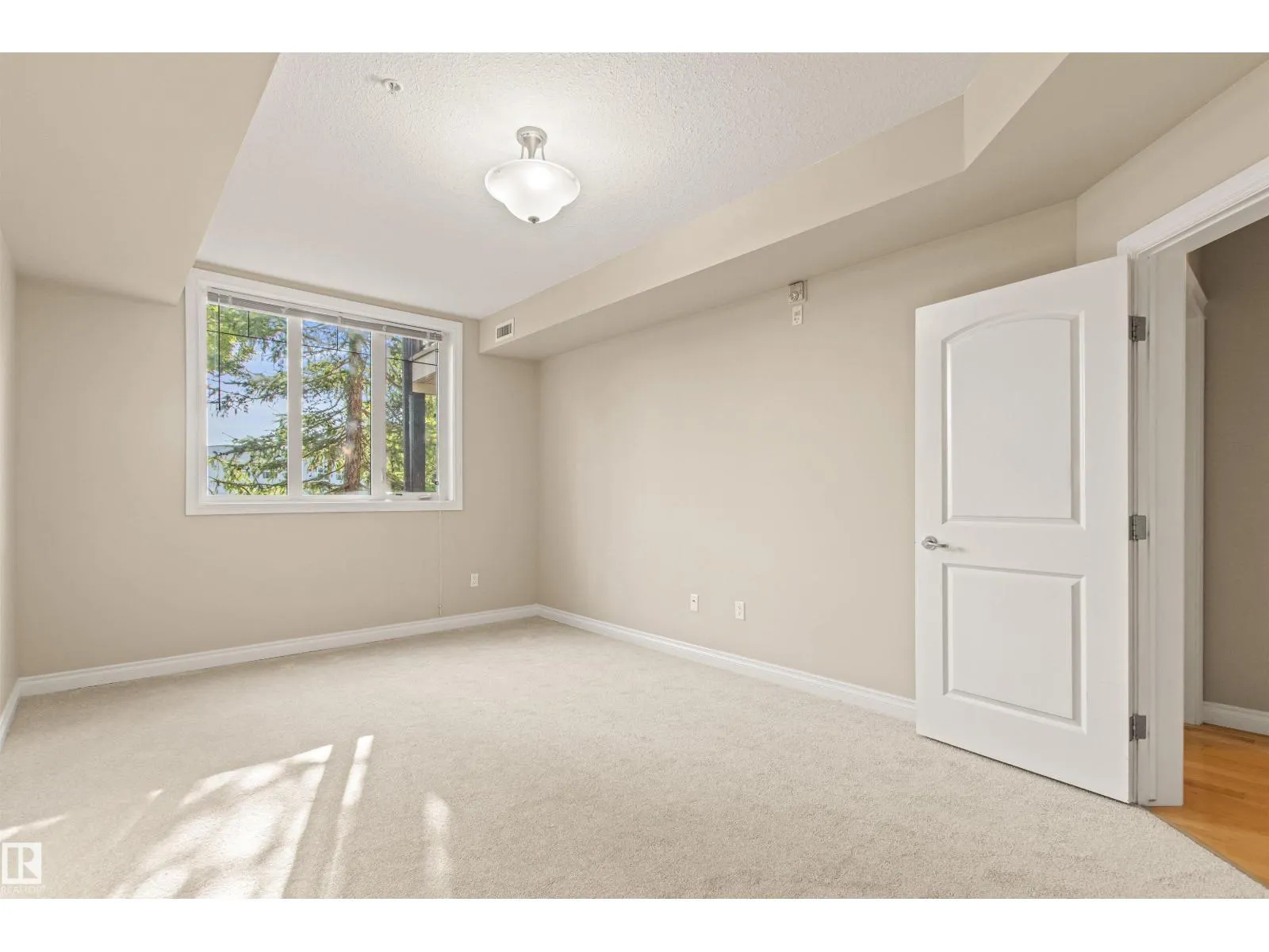 #112 12408 15 AV SW SW
