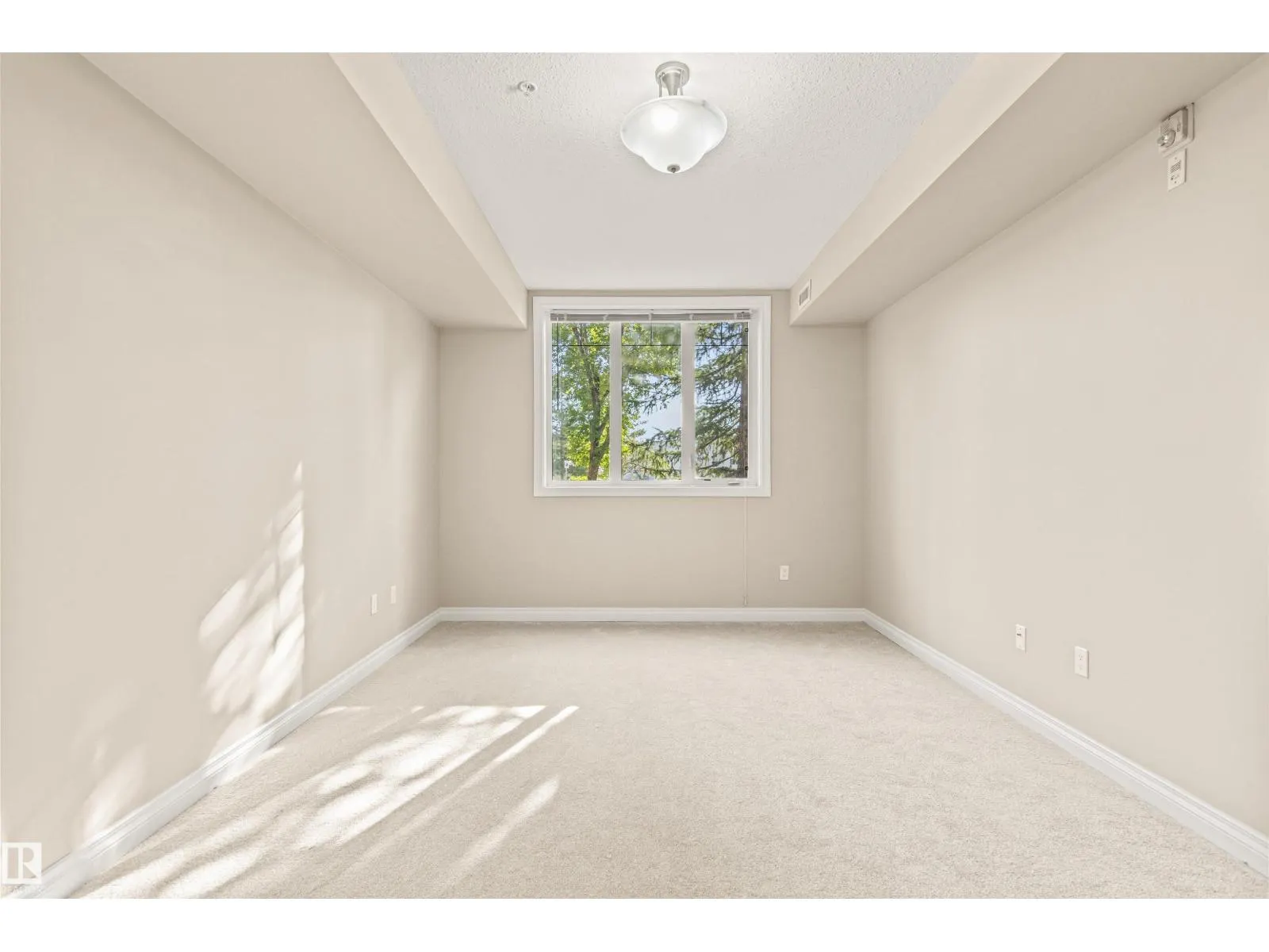 #112 12408 15 AV SW SW