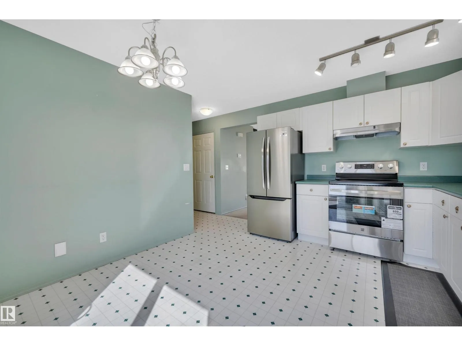 #3 15128 22 ST NW
