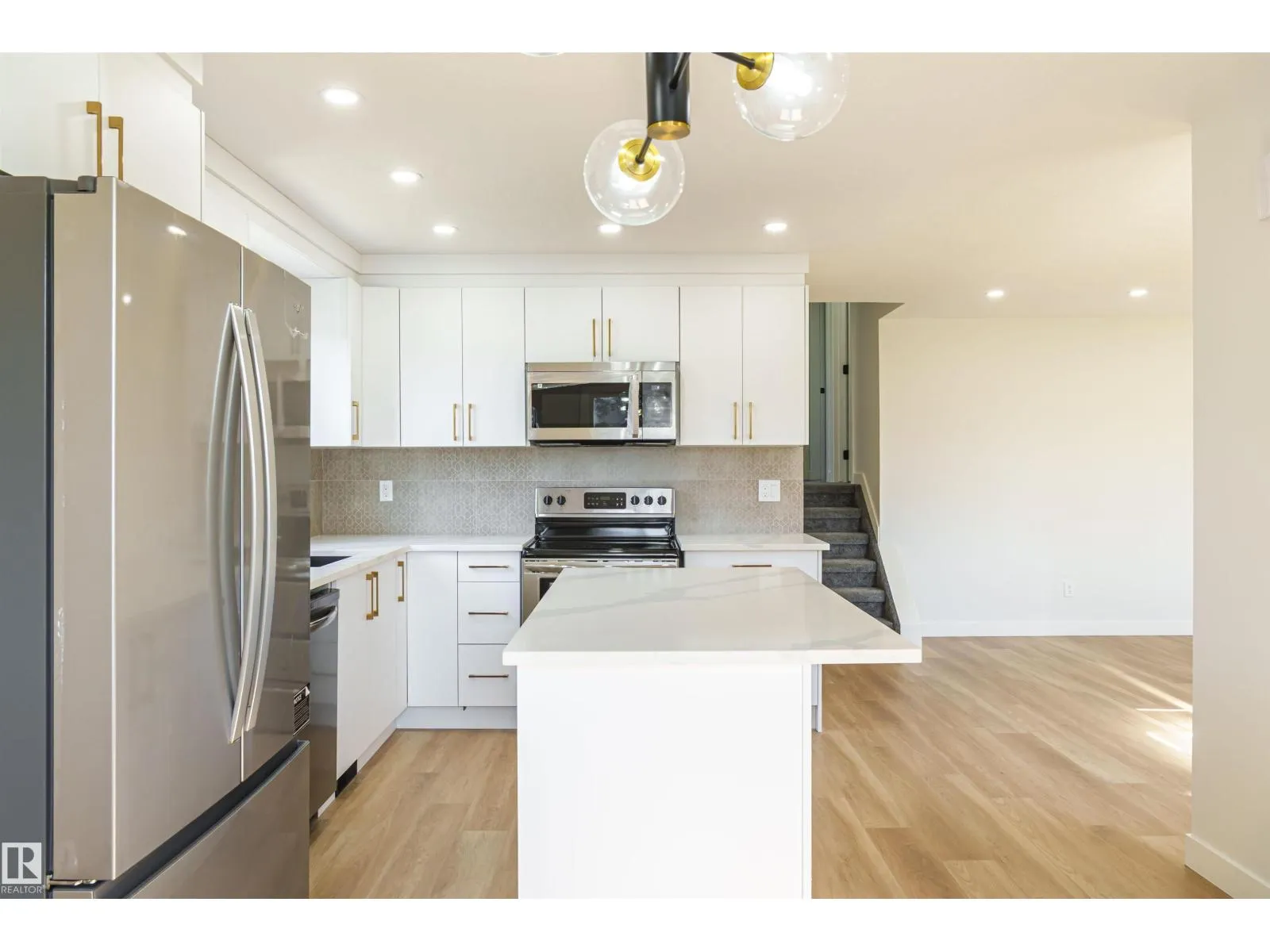 3710 41 AV NW