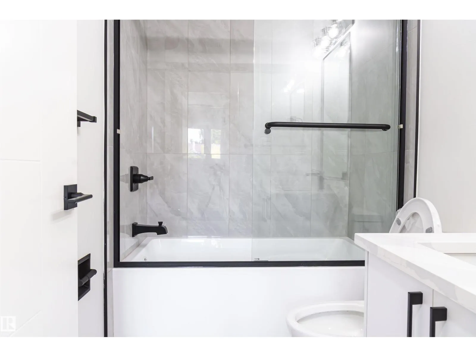 3710 41 AV NW