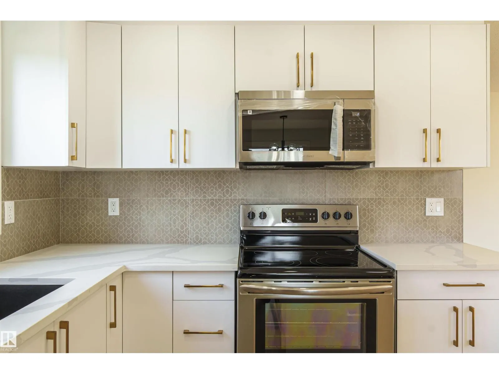 3710 41 AV NW