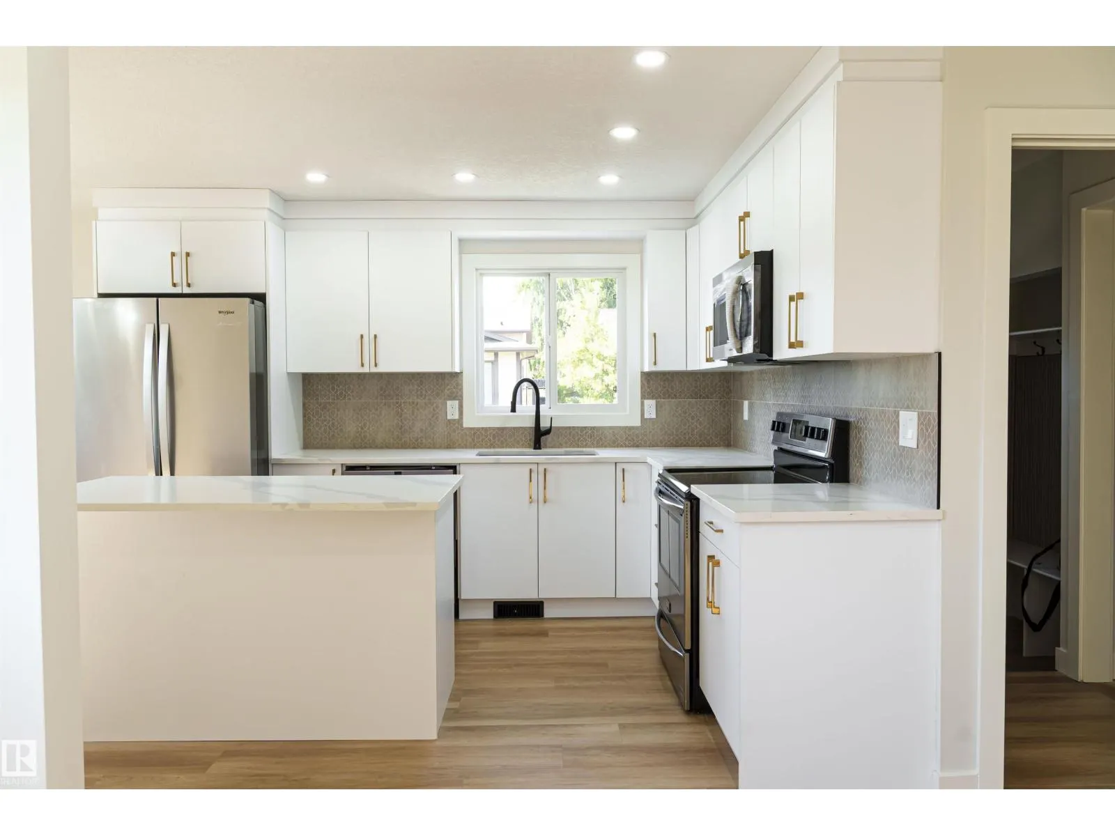3710 41 AV NW
