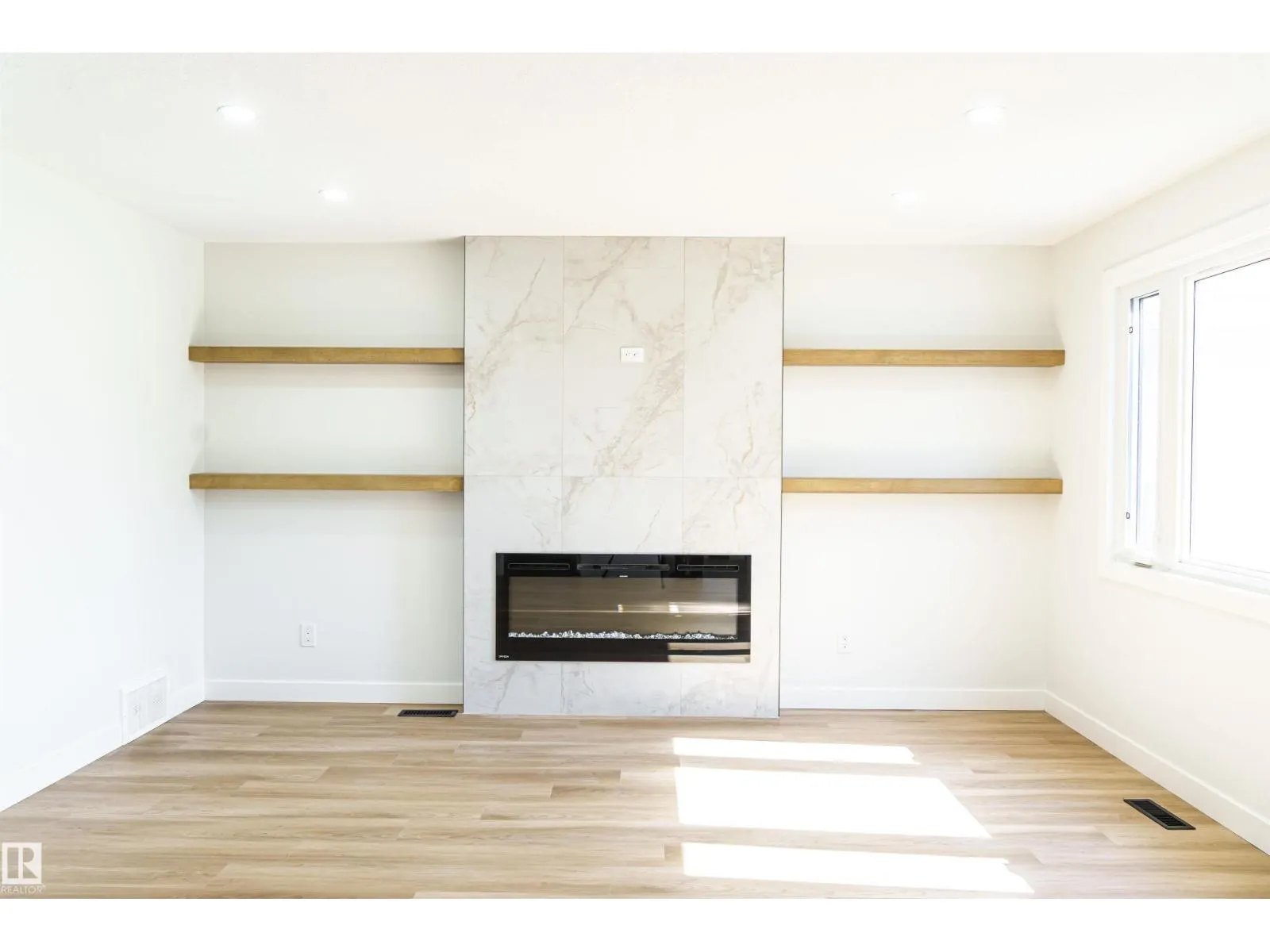 3710 41 AV NW