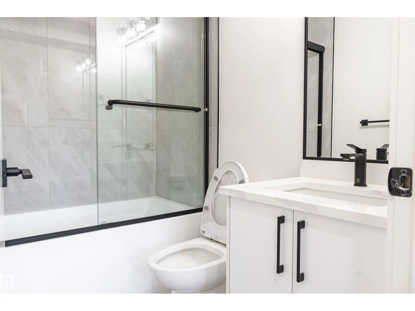 3710 41 AV NW