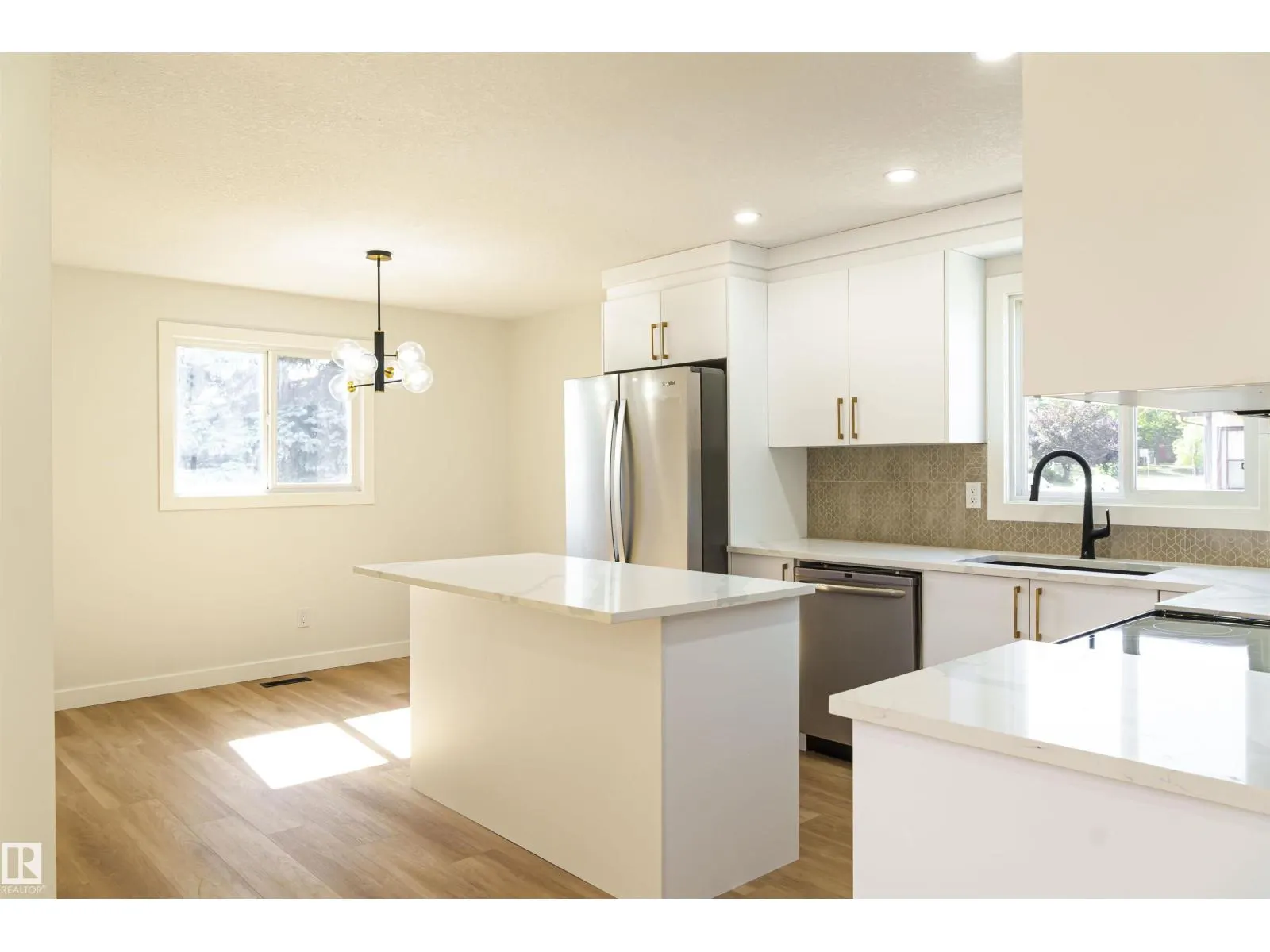 3710 41 AV NW