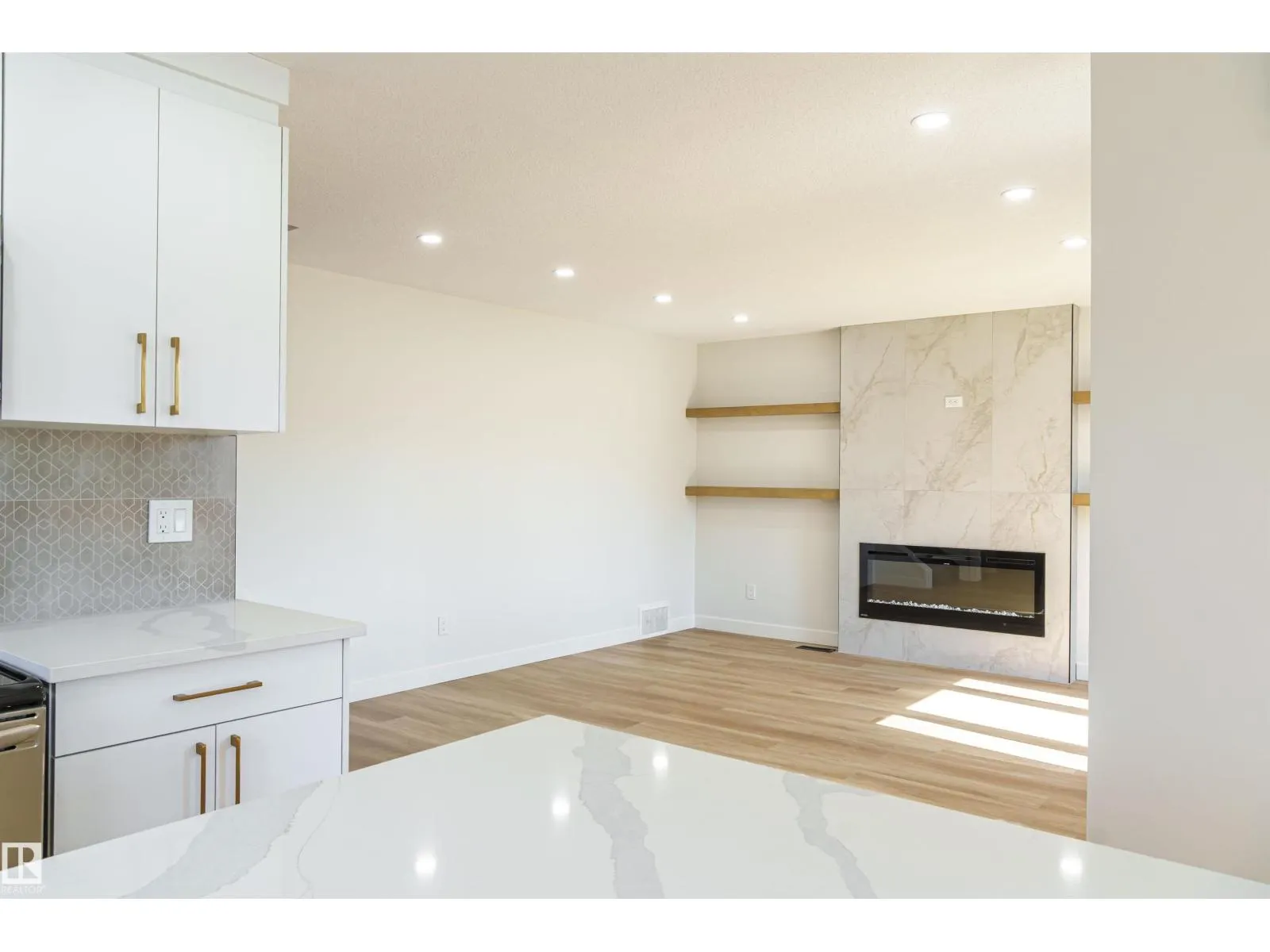 3710 41 AV NW