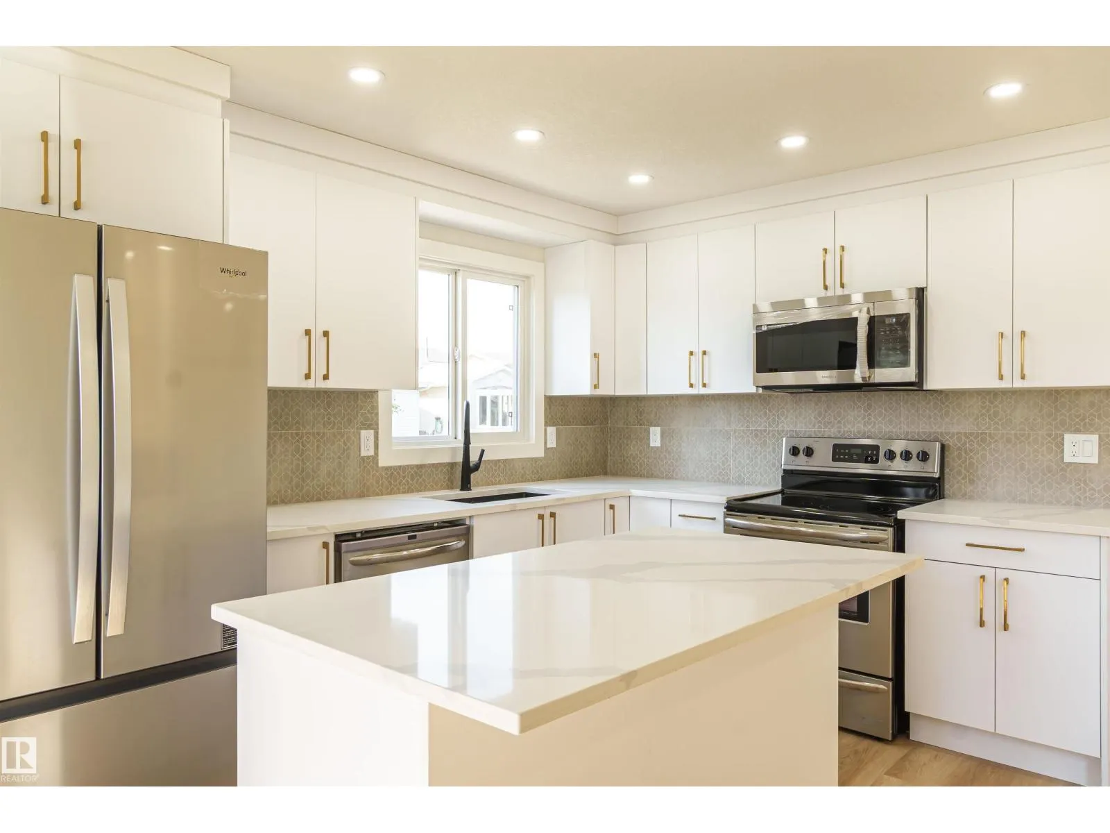 3710 41 AV NW