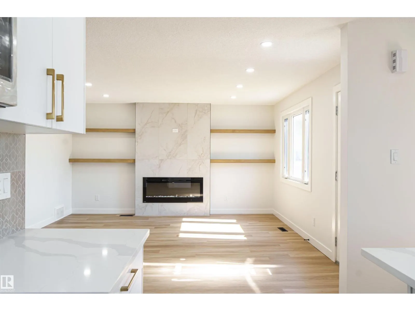 3710 41 AV NW