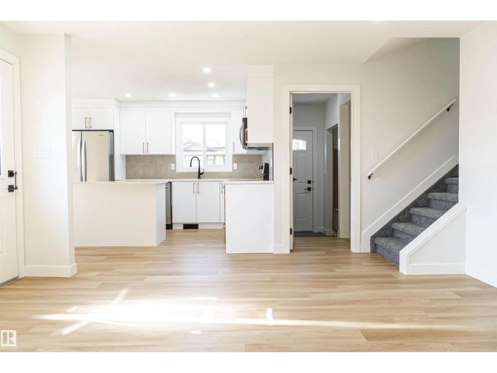3710 41 AV NW