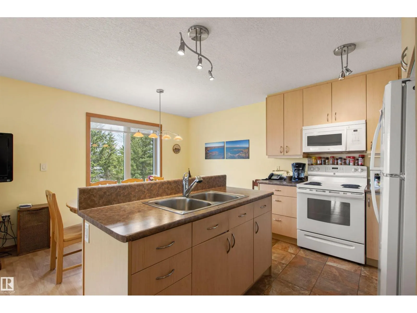 4 Sunshine Bay RD
