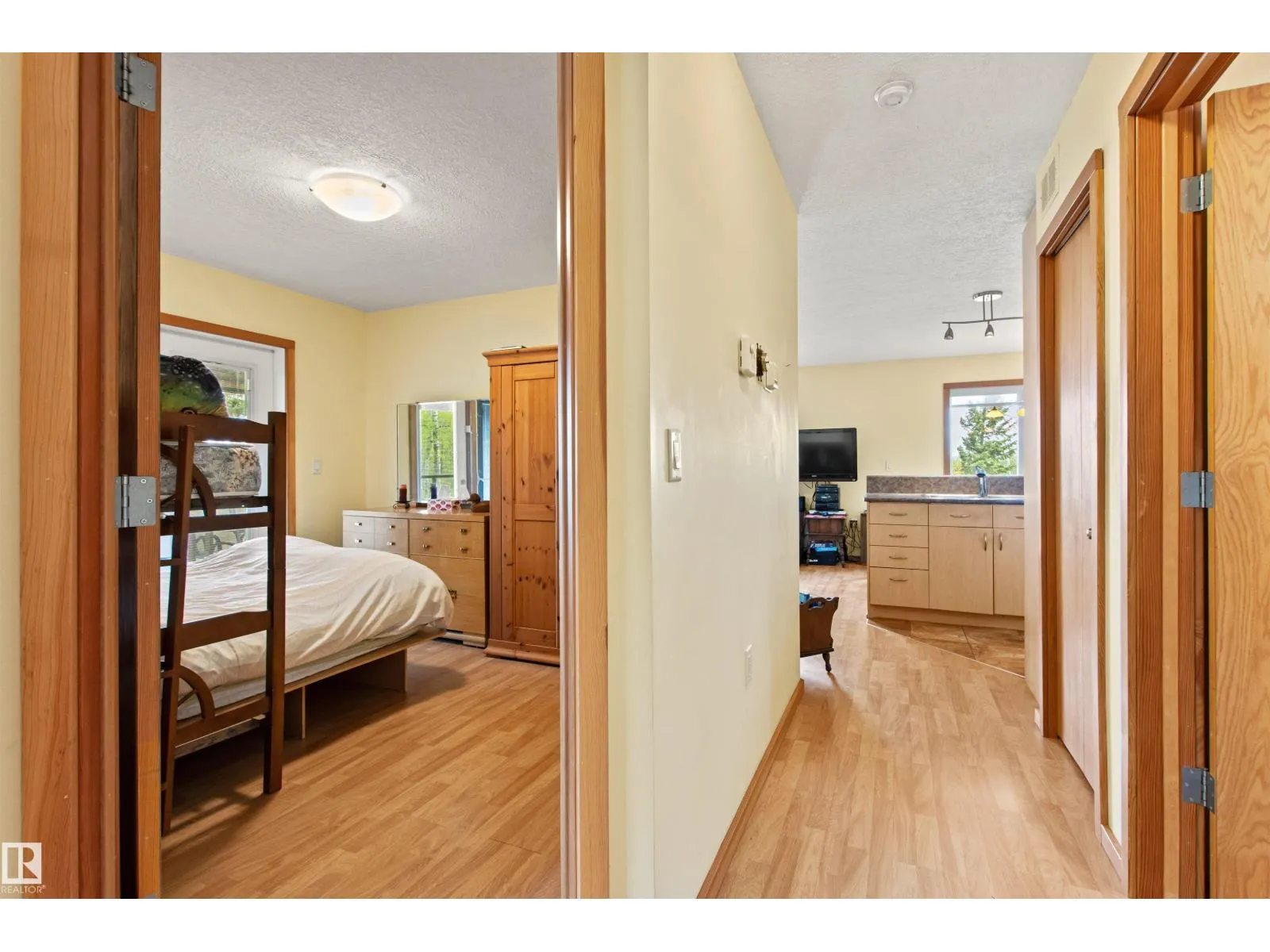 4 Sunshine Bay RD