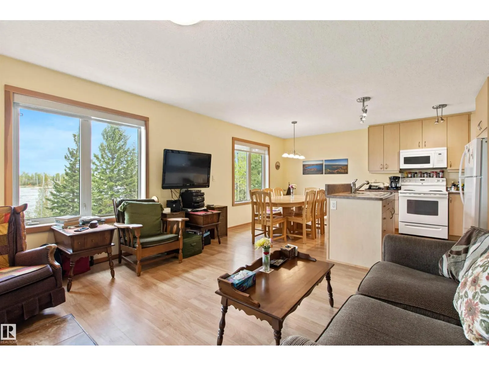 4 Sunshine Bay RD