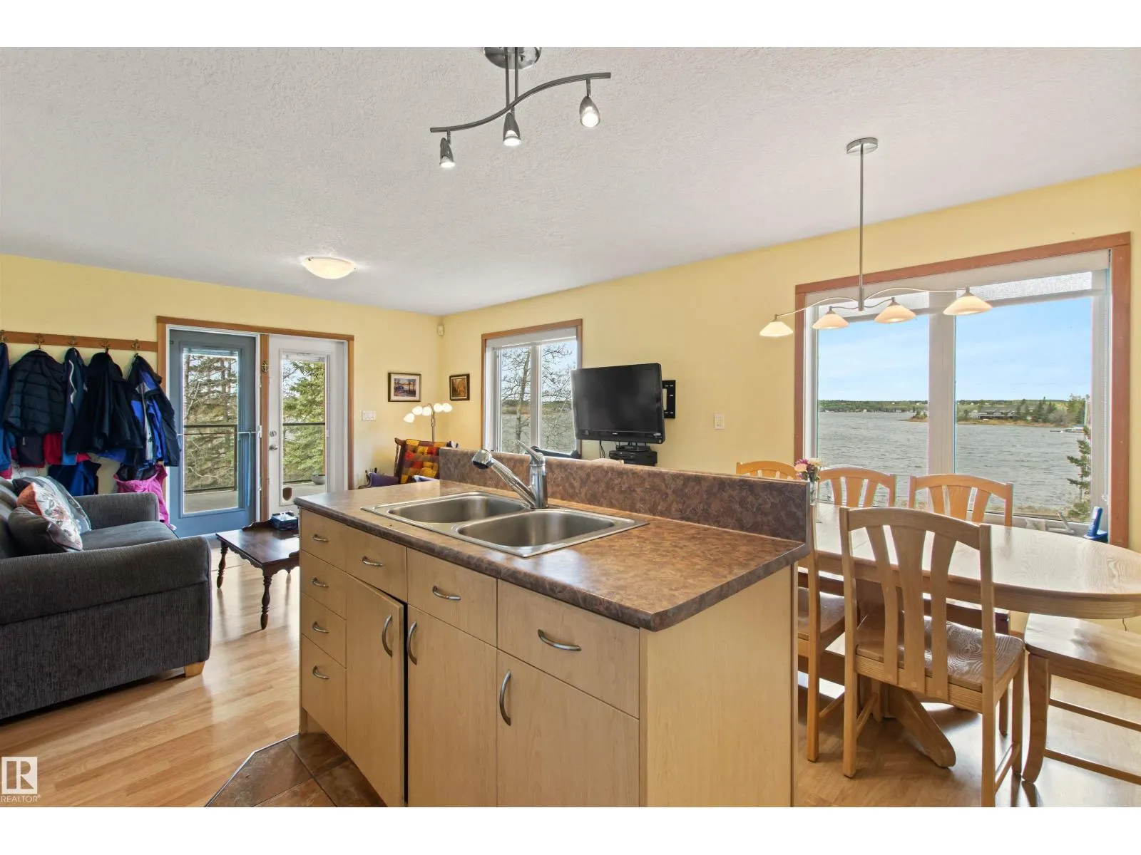 4 Sunshine Bay RD