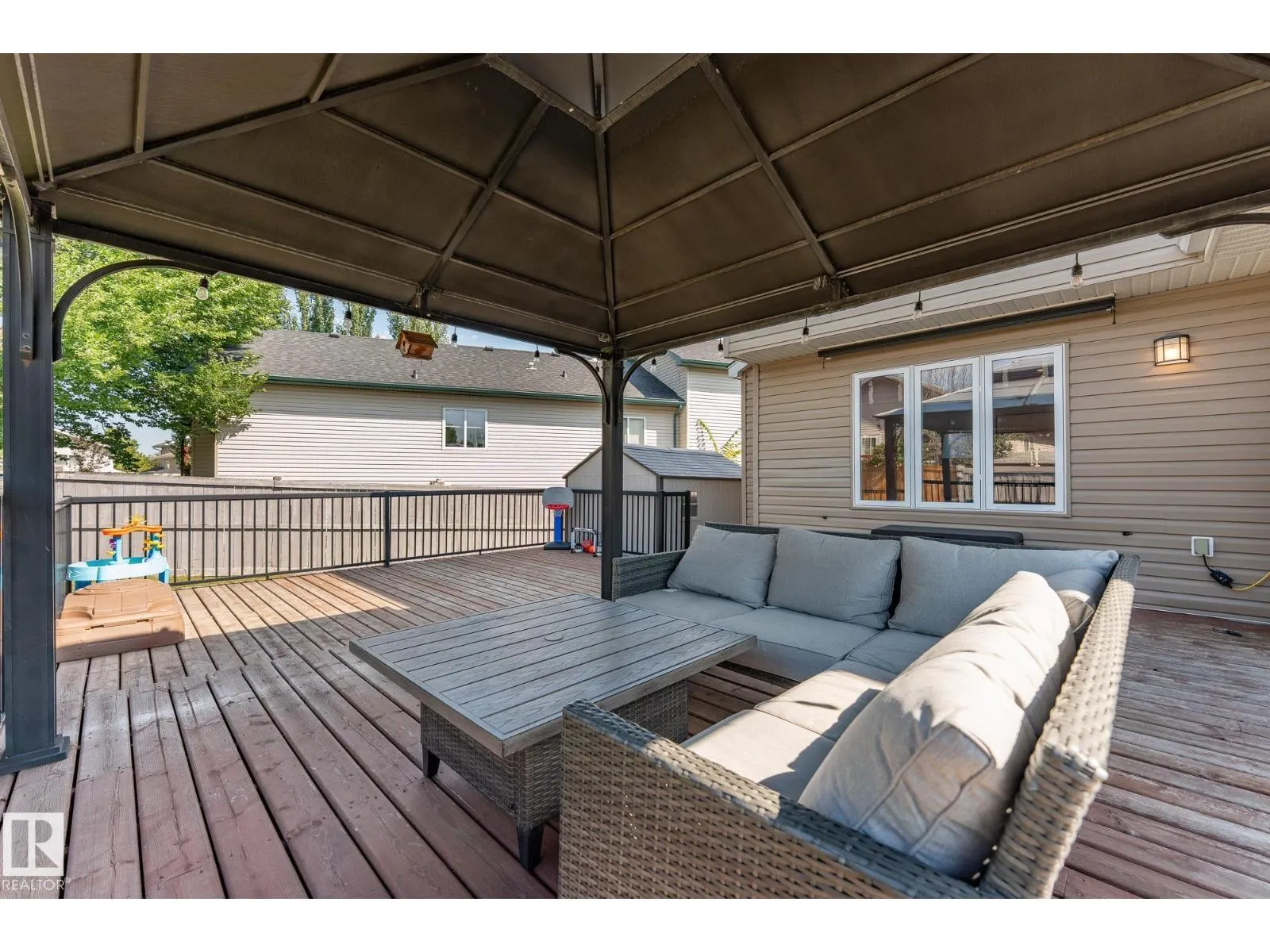 64 WILLOWBY CL