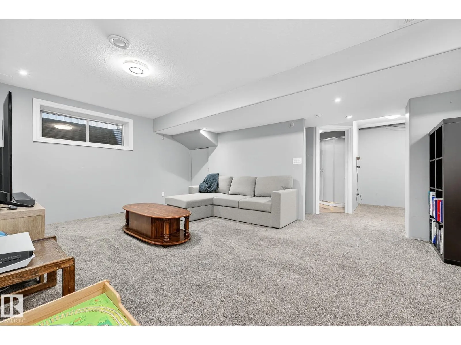 64 WILLOWBY CL