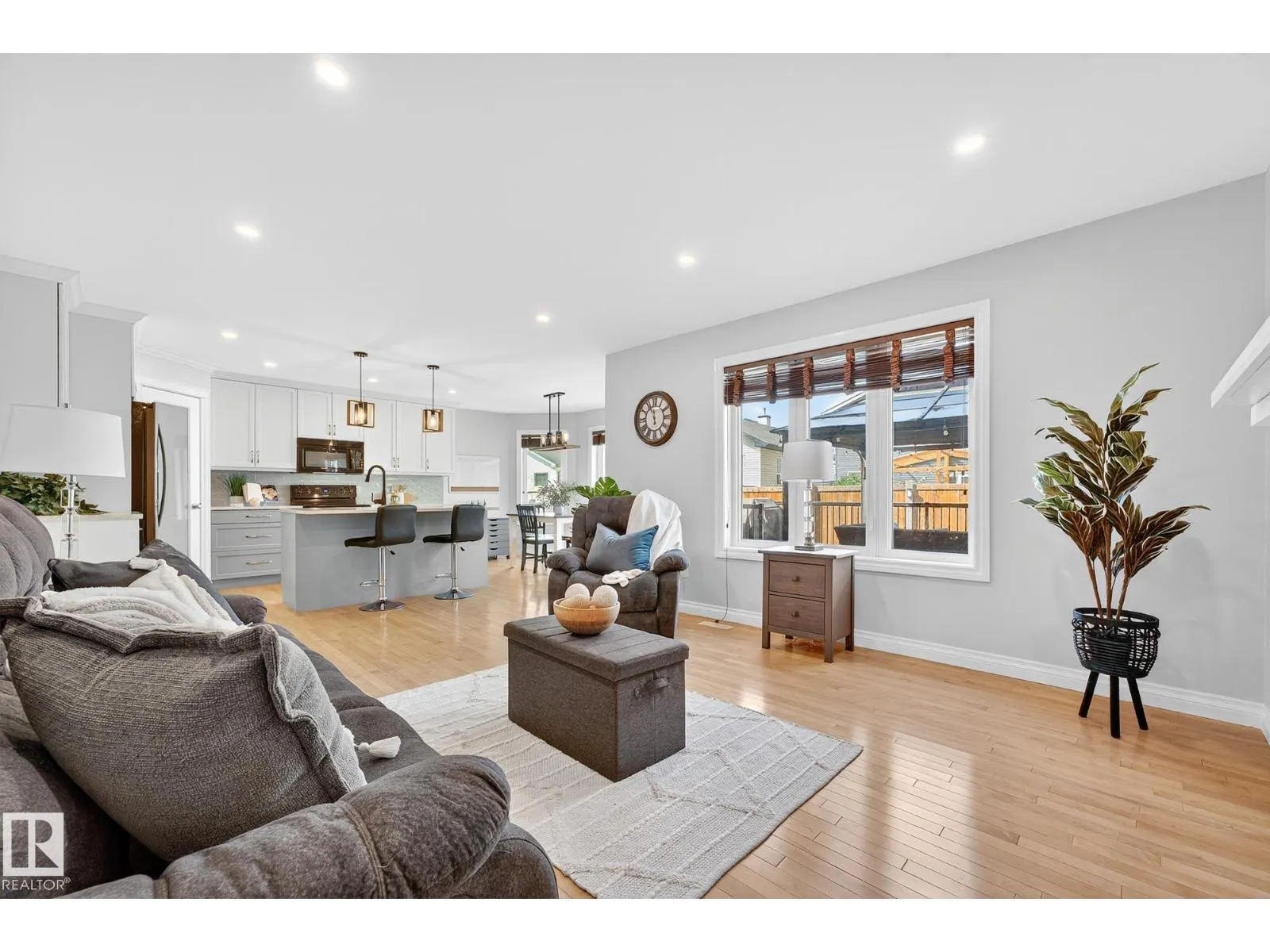 64 WILLOWBY CL