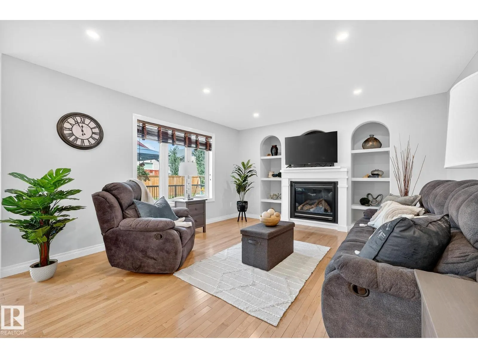 64 WILLOWBY CL