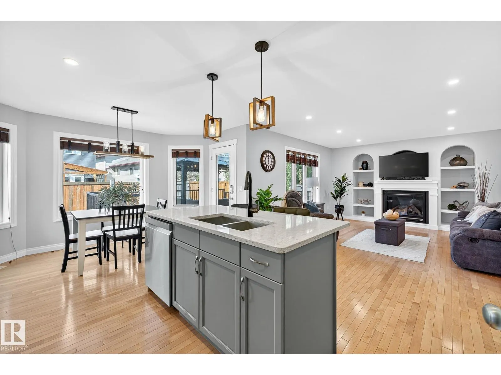 64 WILLOWBY CL