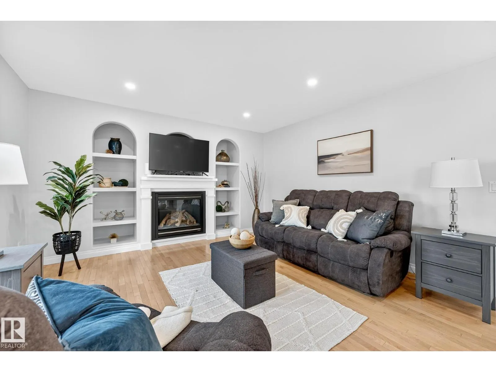 64 WILLOWBY CL
