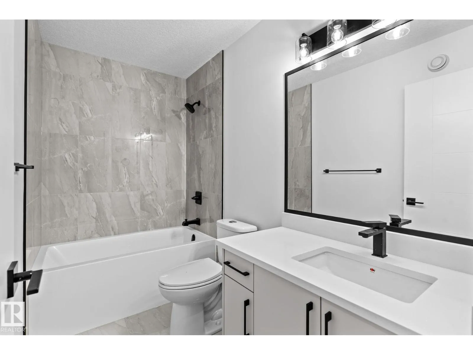 8512 181 AV NW