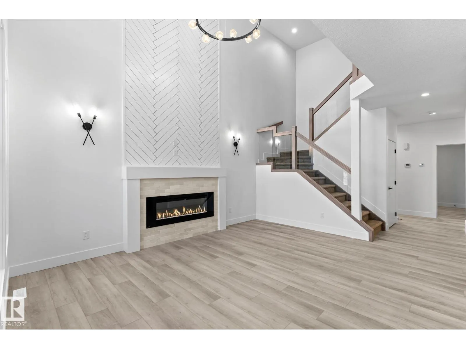 8512 181 AV NW