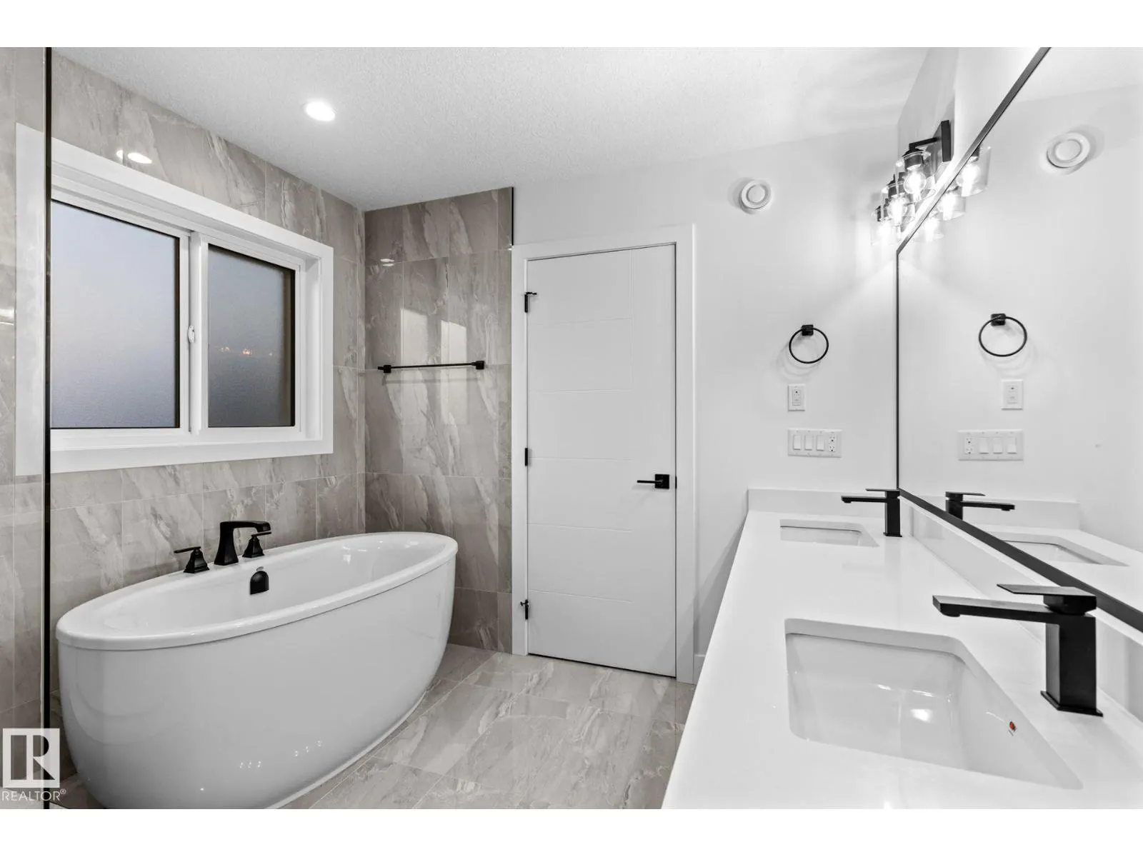 8512 181 AV NW