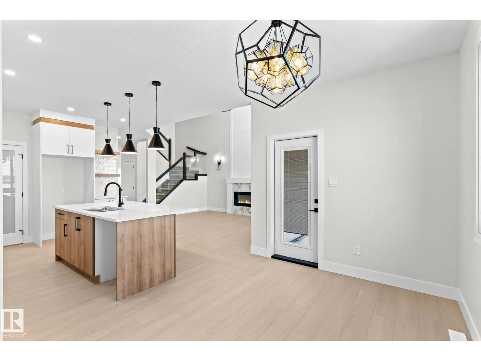 8512 181 AV NW