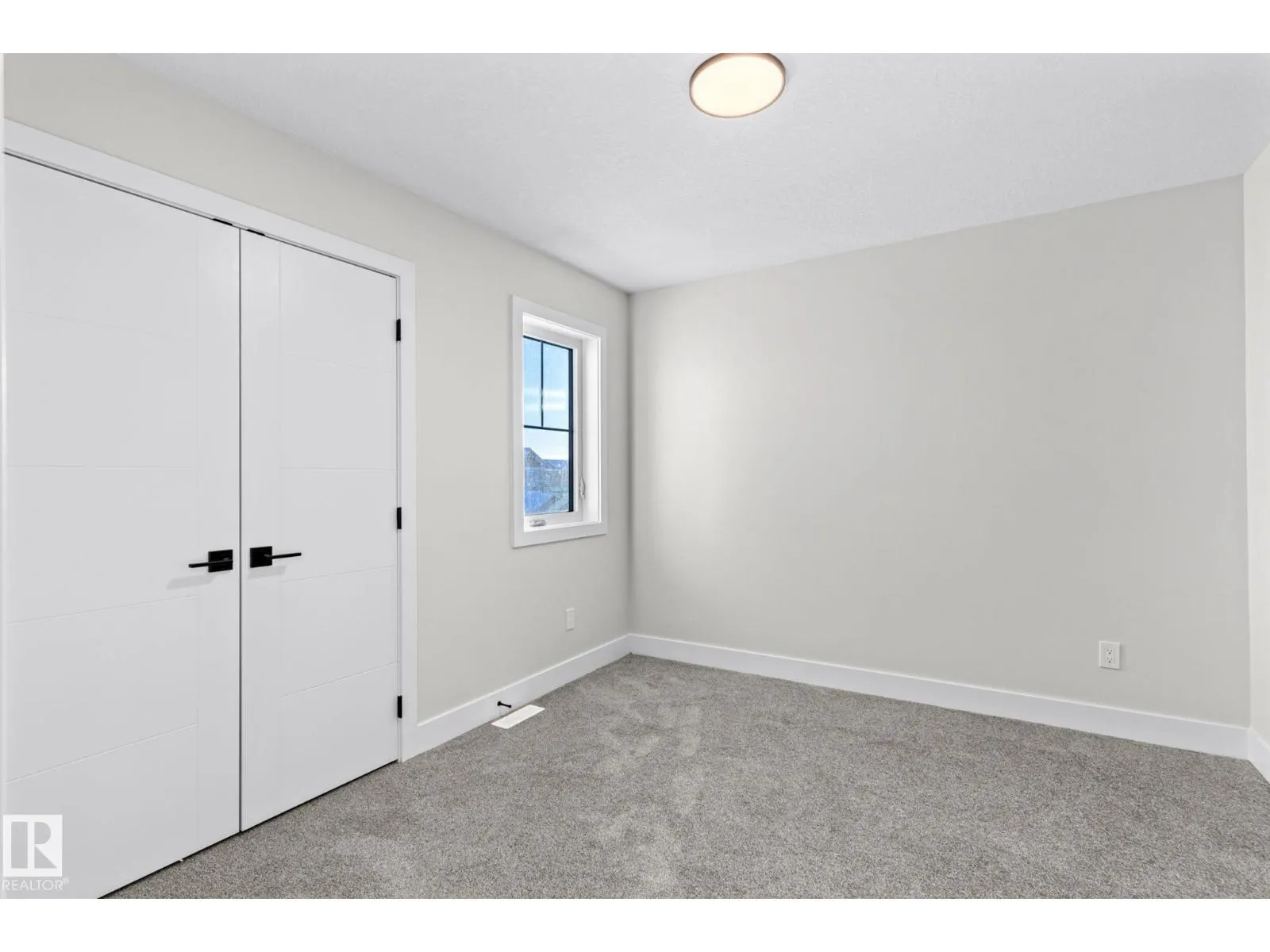 8512 181 AV NW