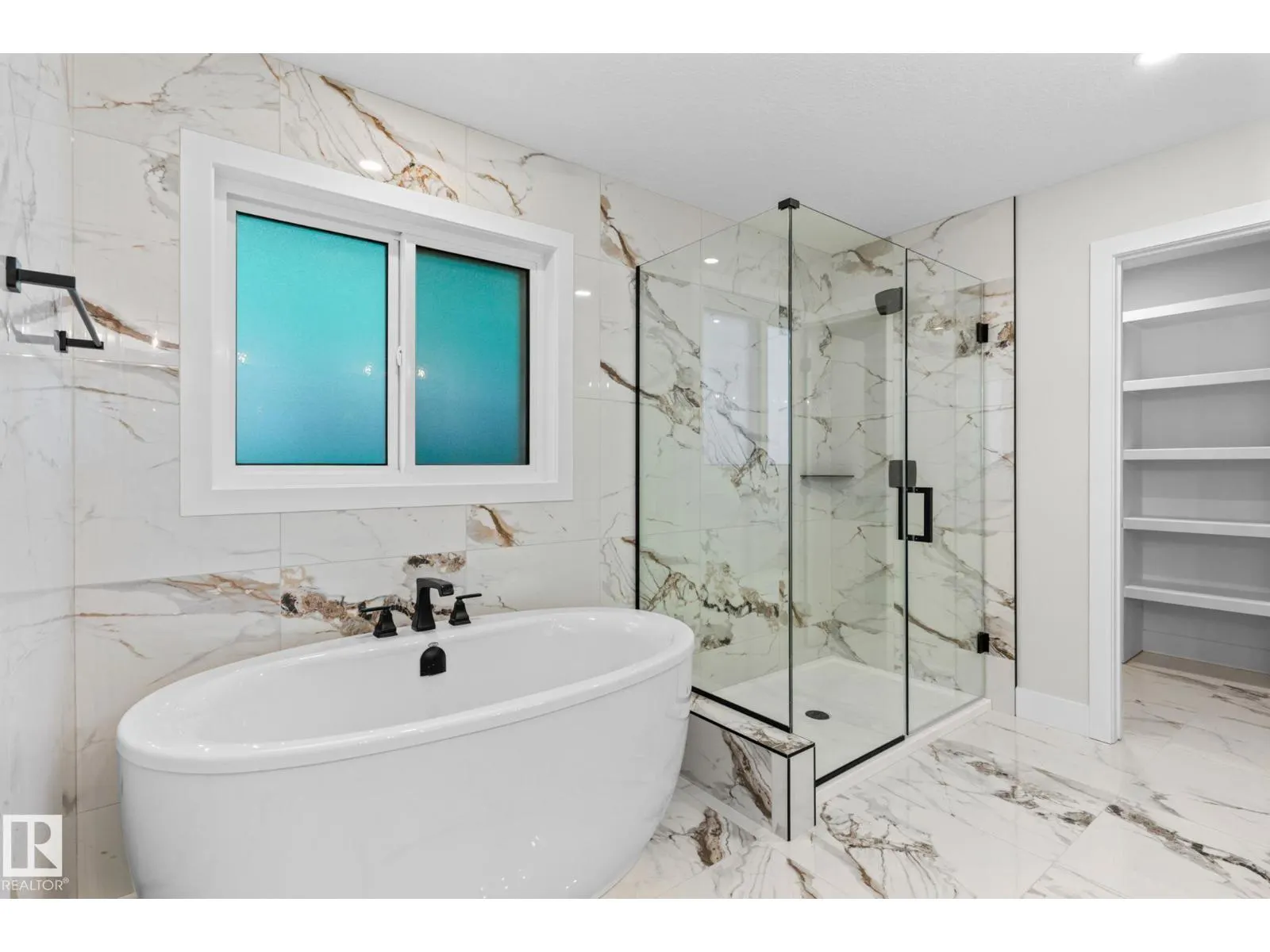 8512 181 AV NW