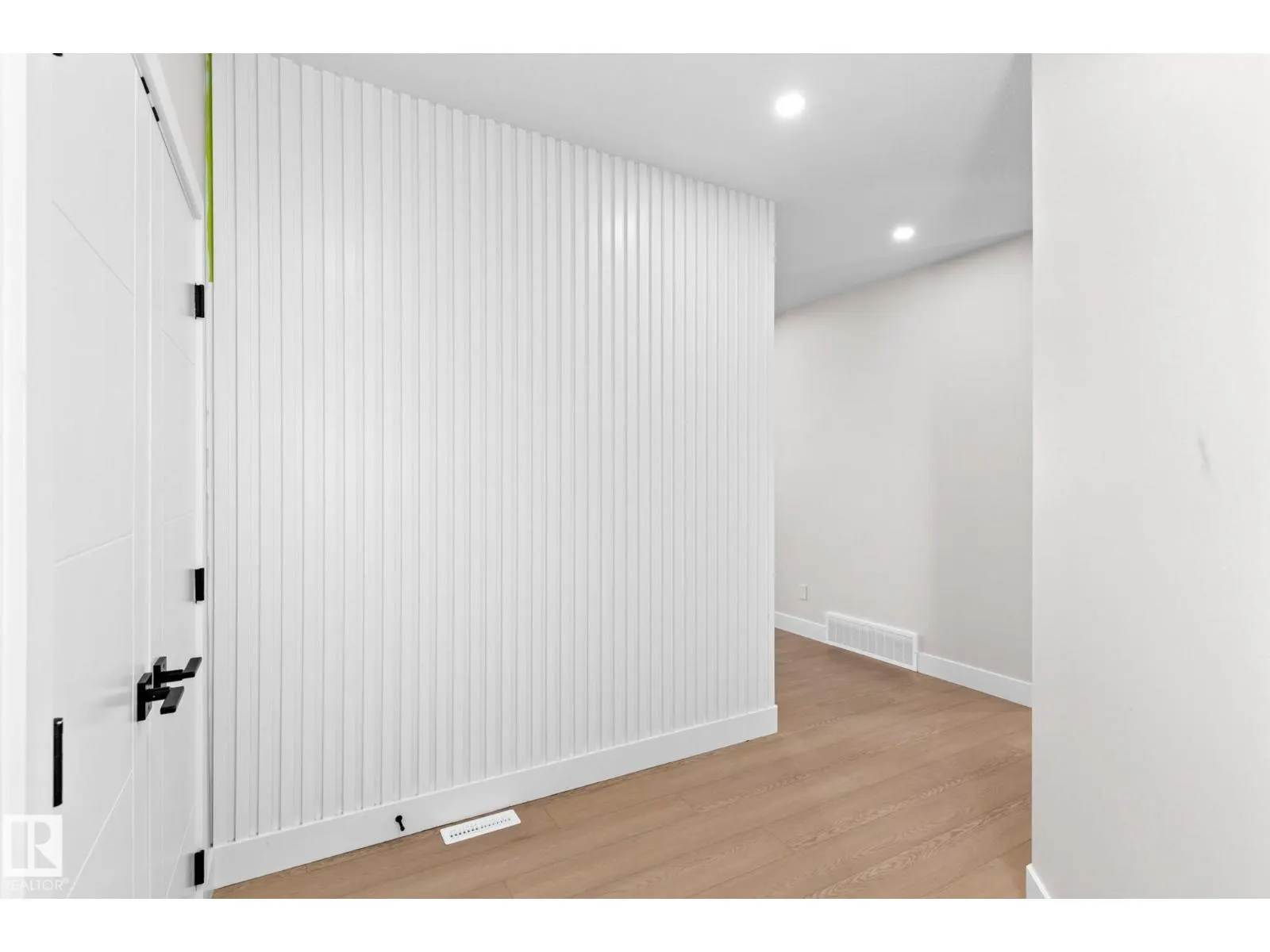 8512 181 AV NW