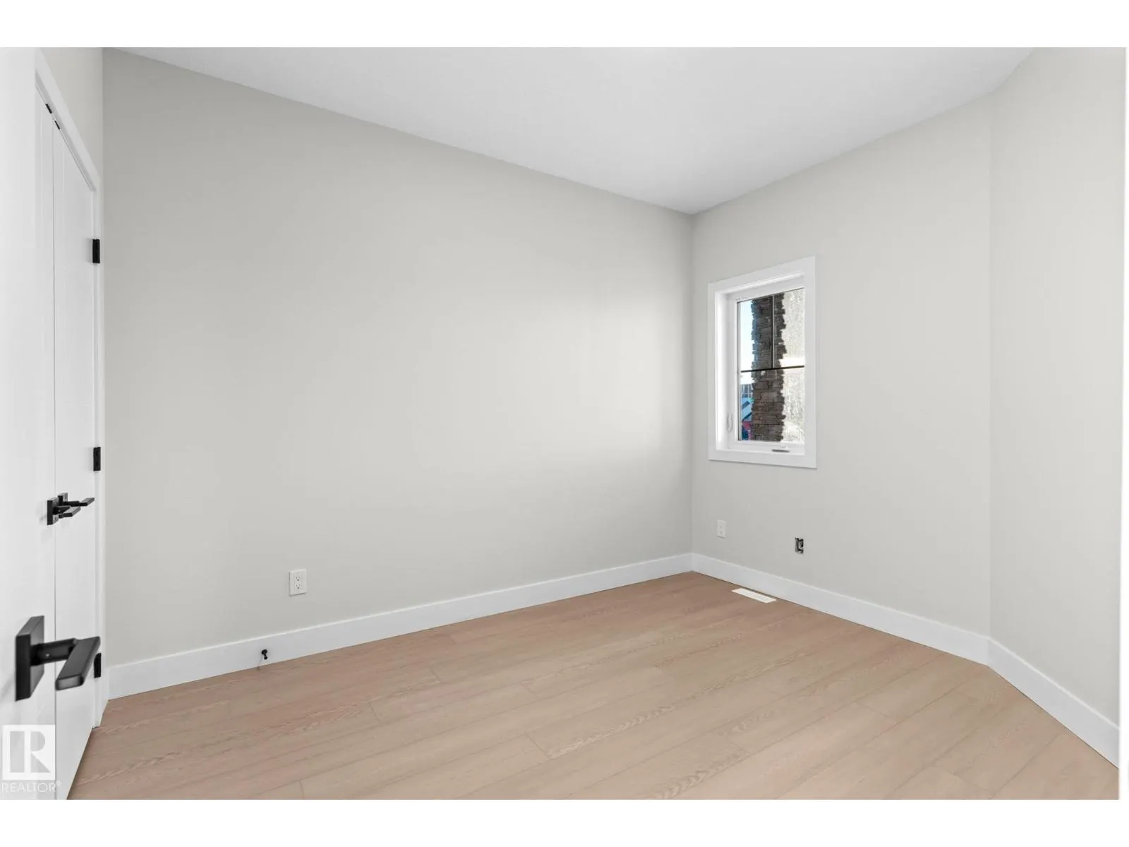 8512 181 AV NW