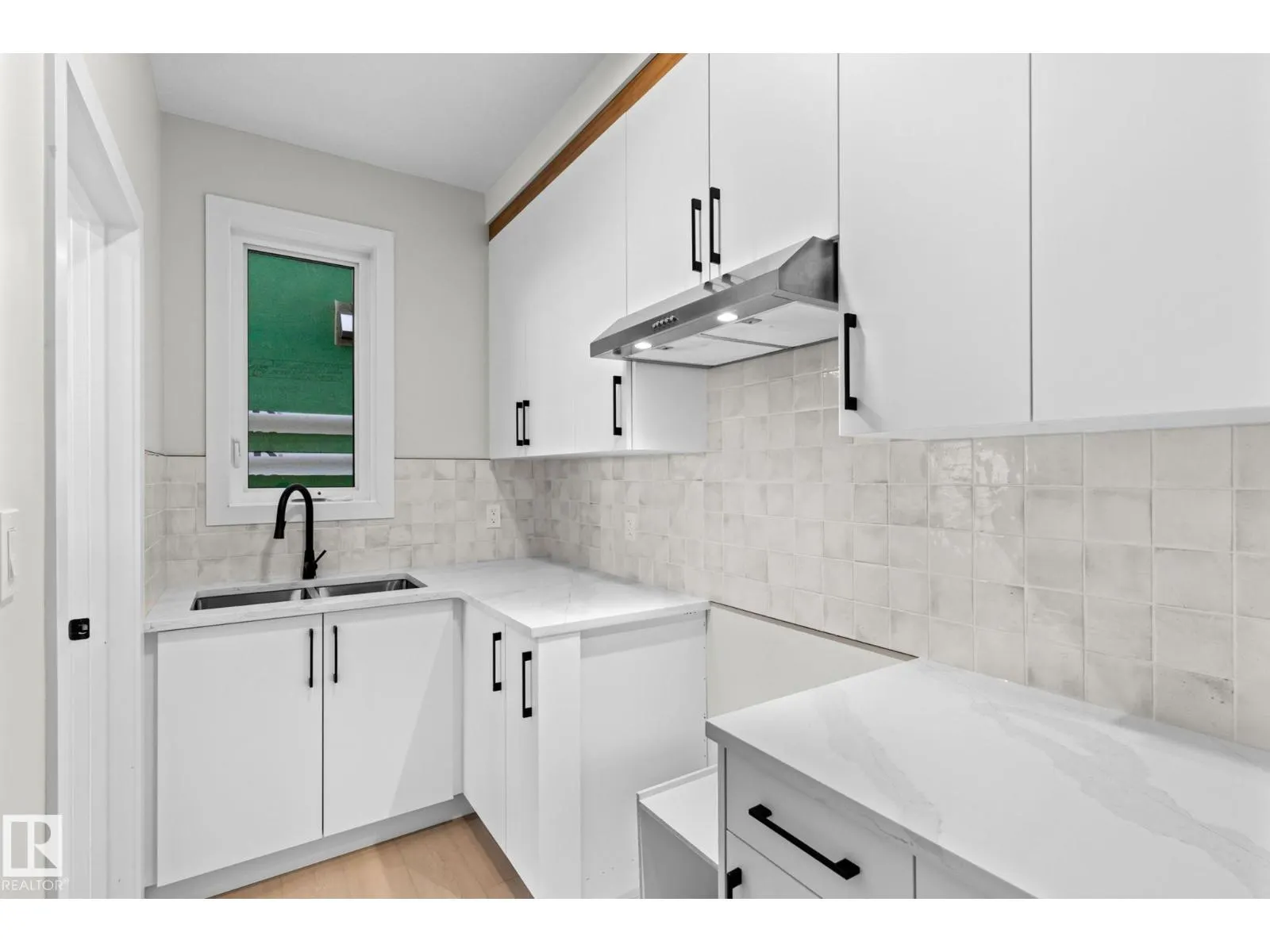 8512 181 AV NW