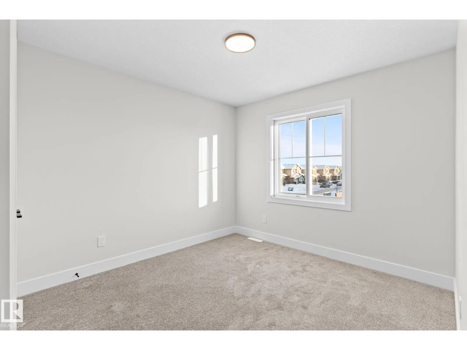 8512 181 AV NW