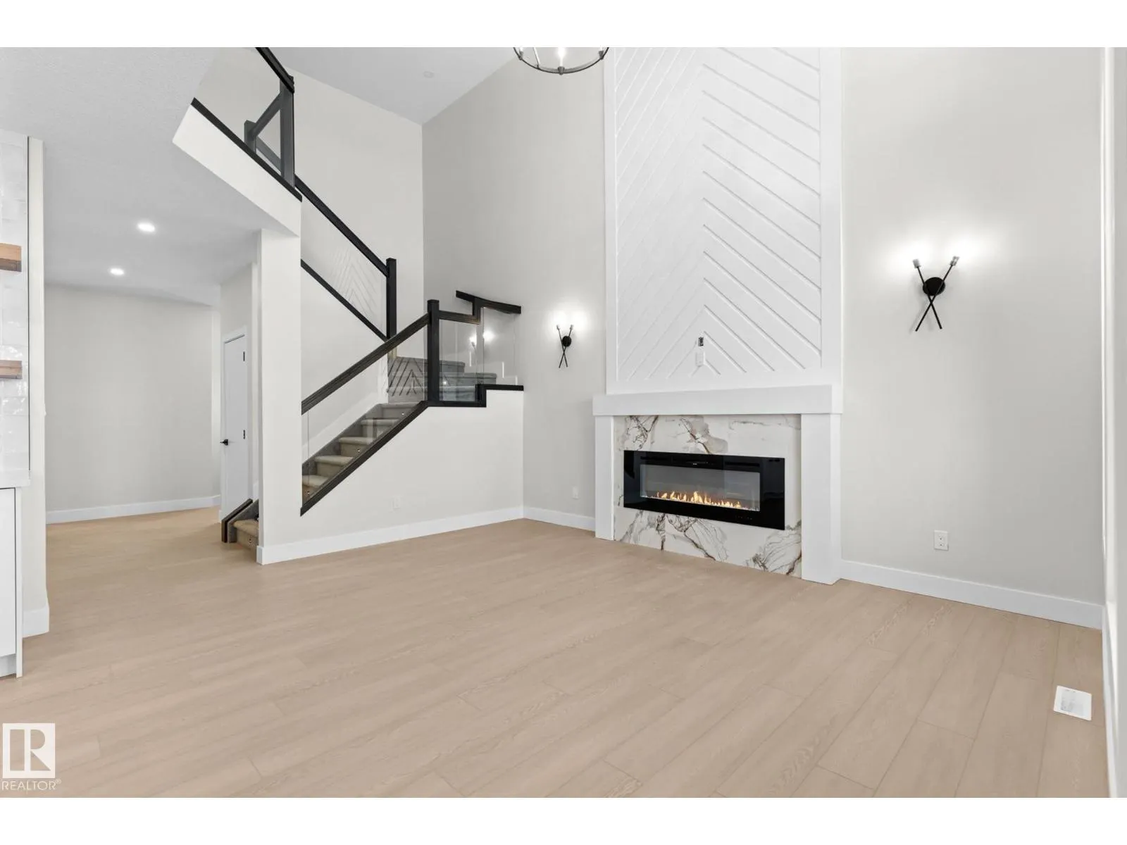 8512 181 AV NW