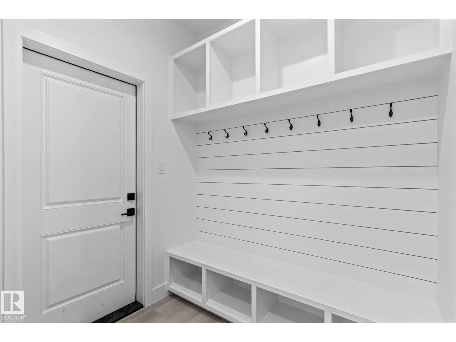 8512 181 AV NW
