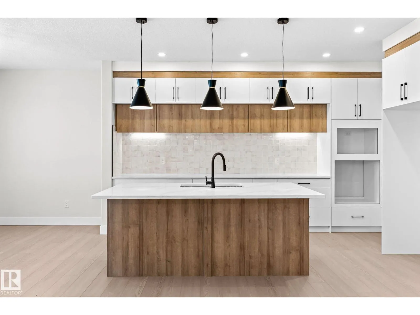 8512 181 AV NW