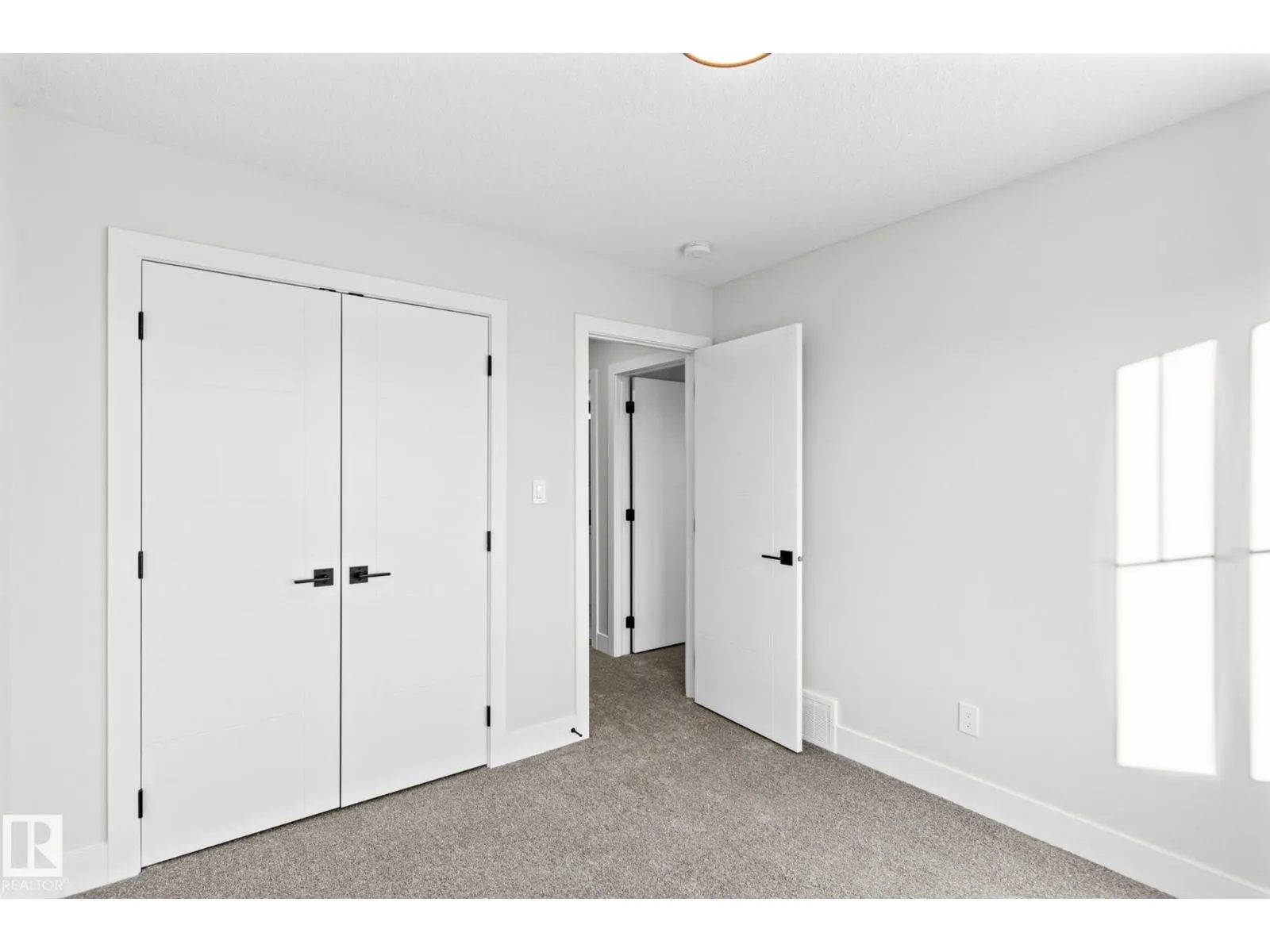 8512 181 AV NW