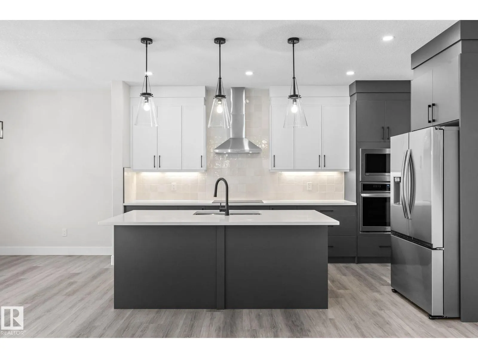 8512 181 AV NW