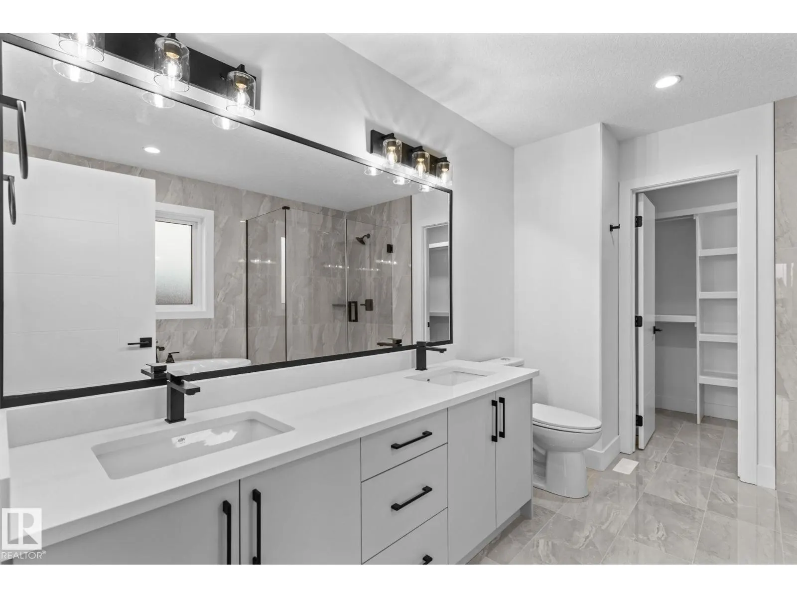 8512 181 AV NW