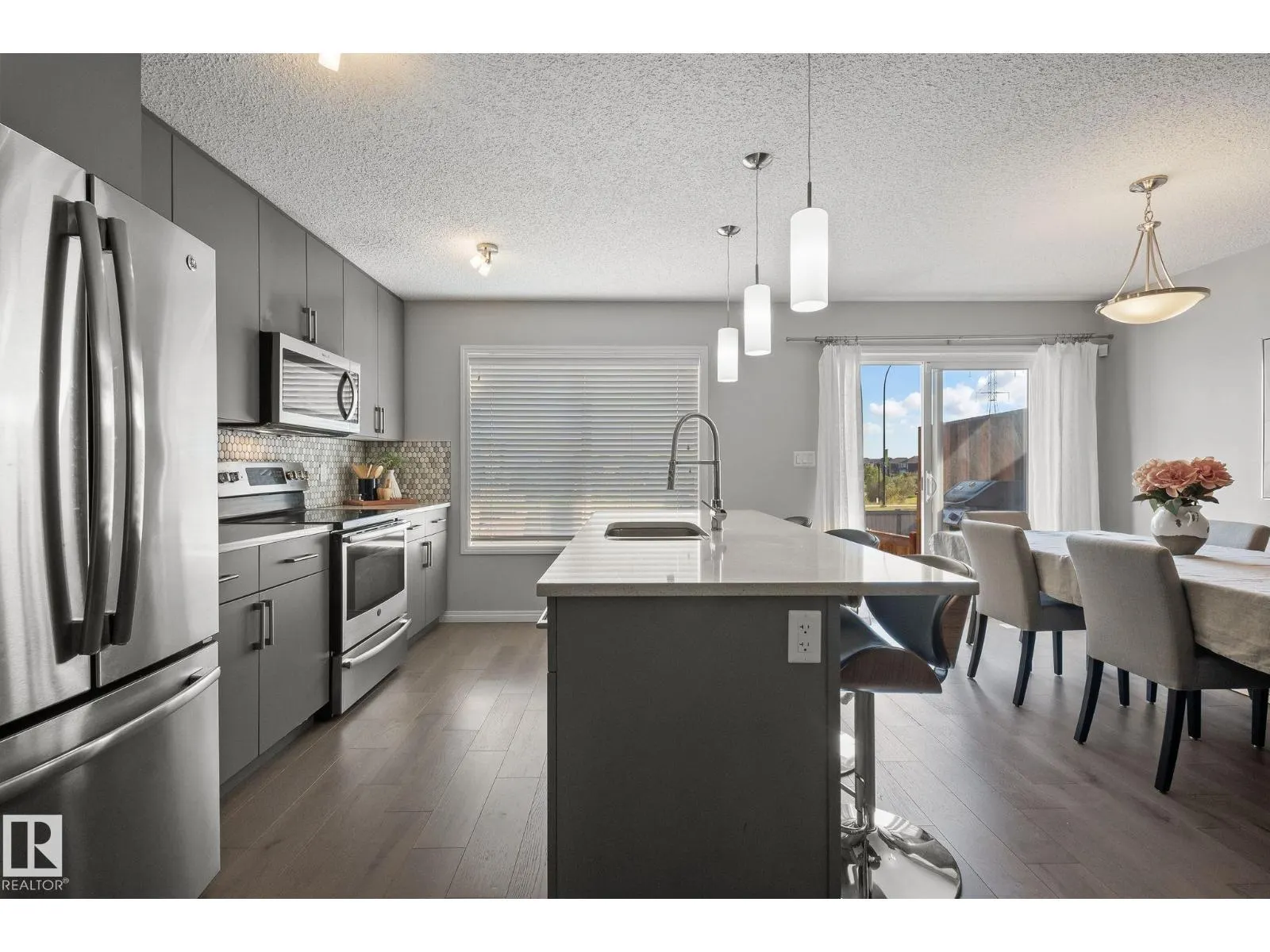8511 24 Ave SW