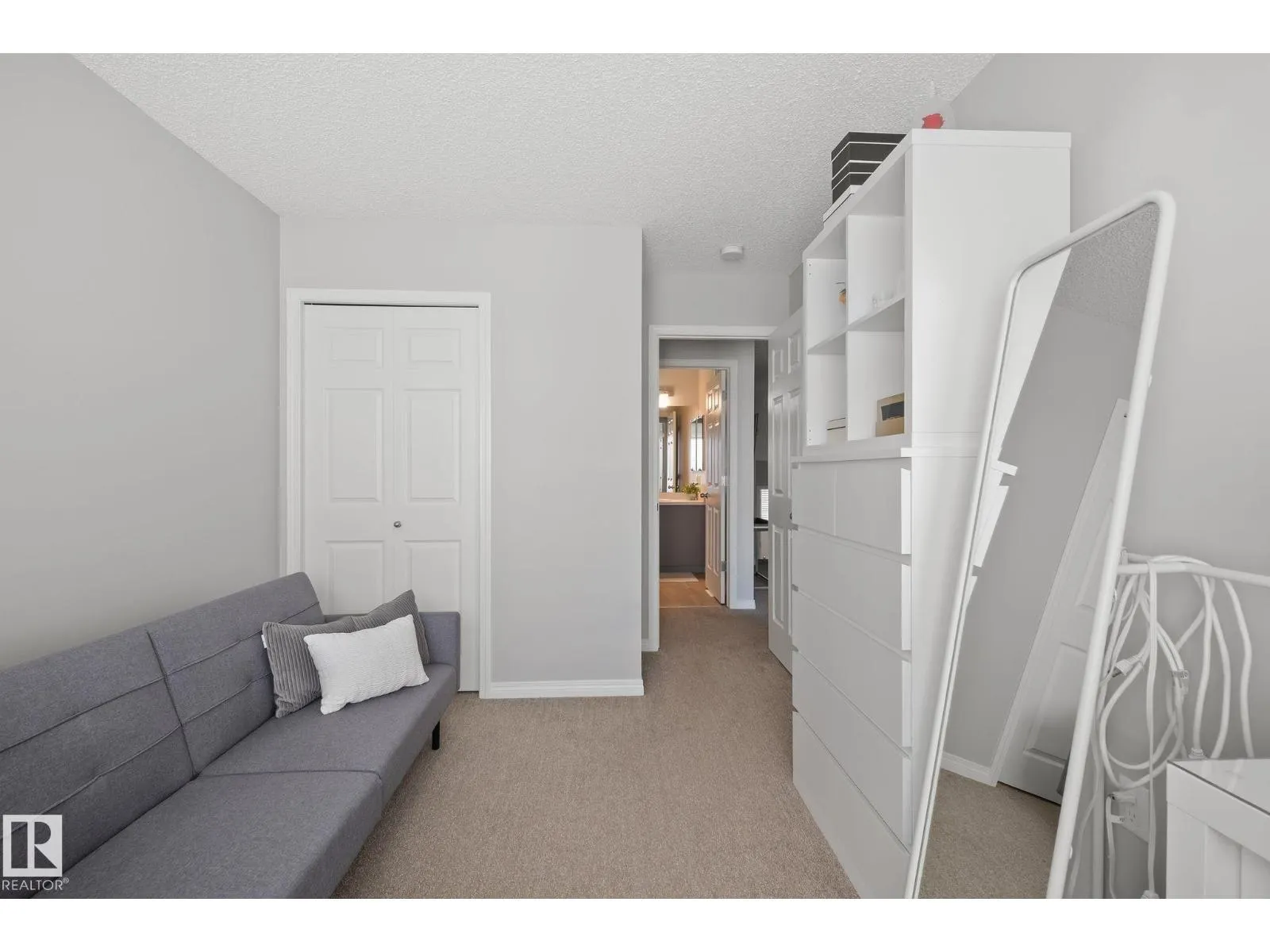 8511 24 Ave SW