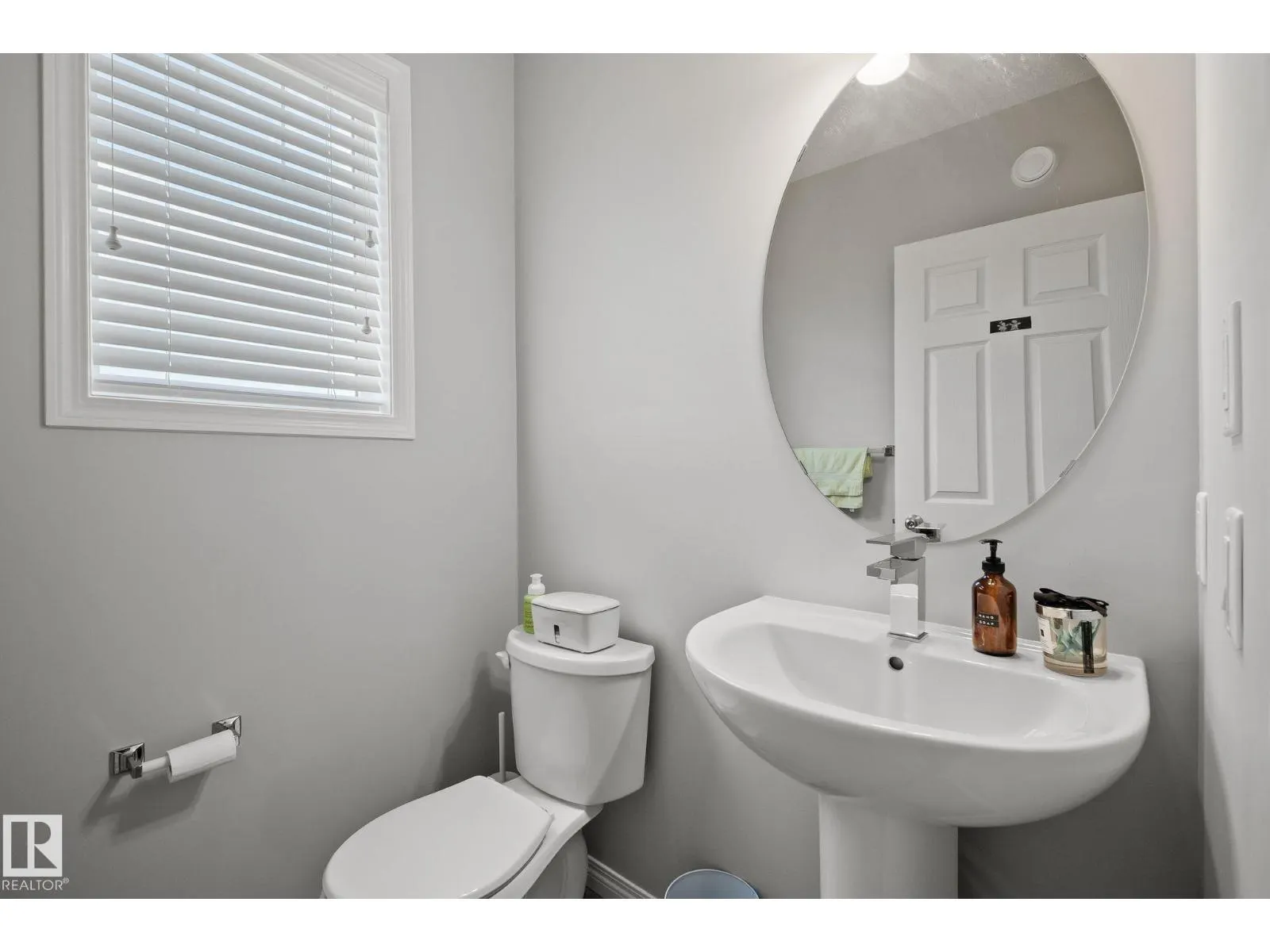 8511 24 Ave SW