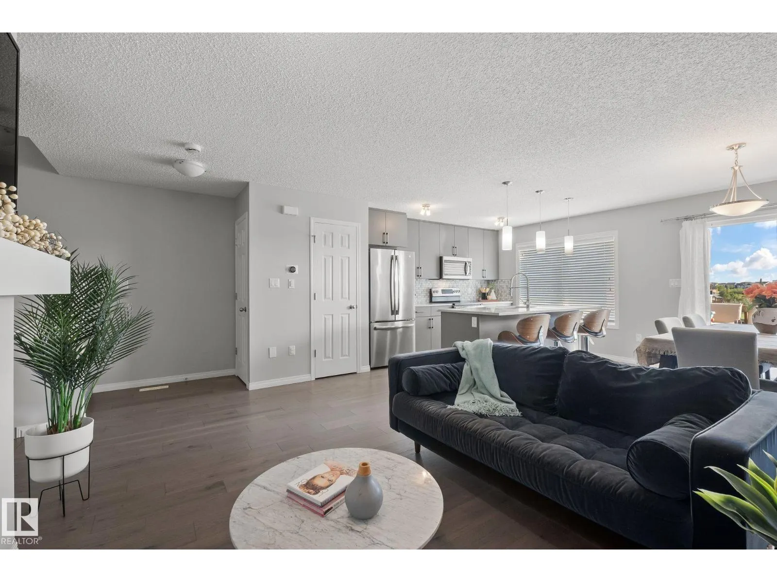 8511 24 Ave SW