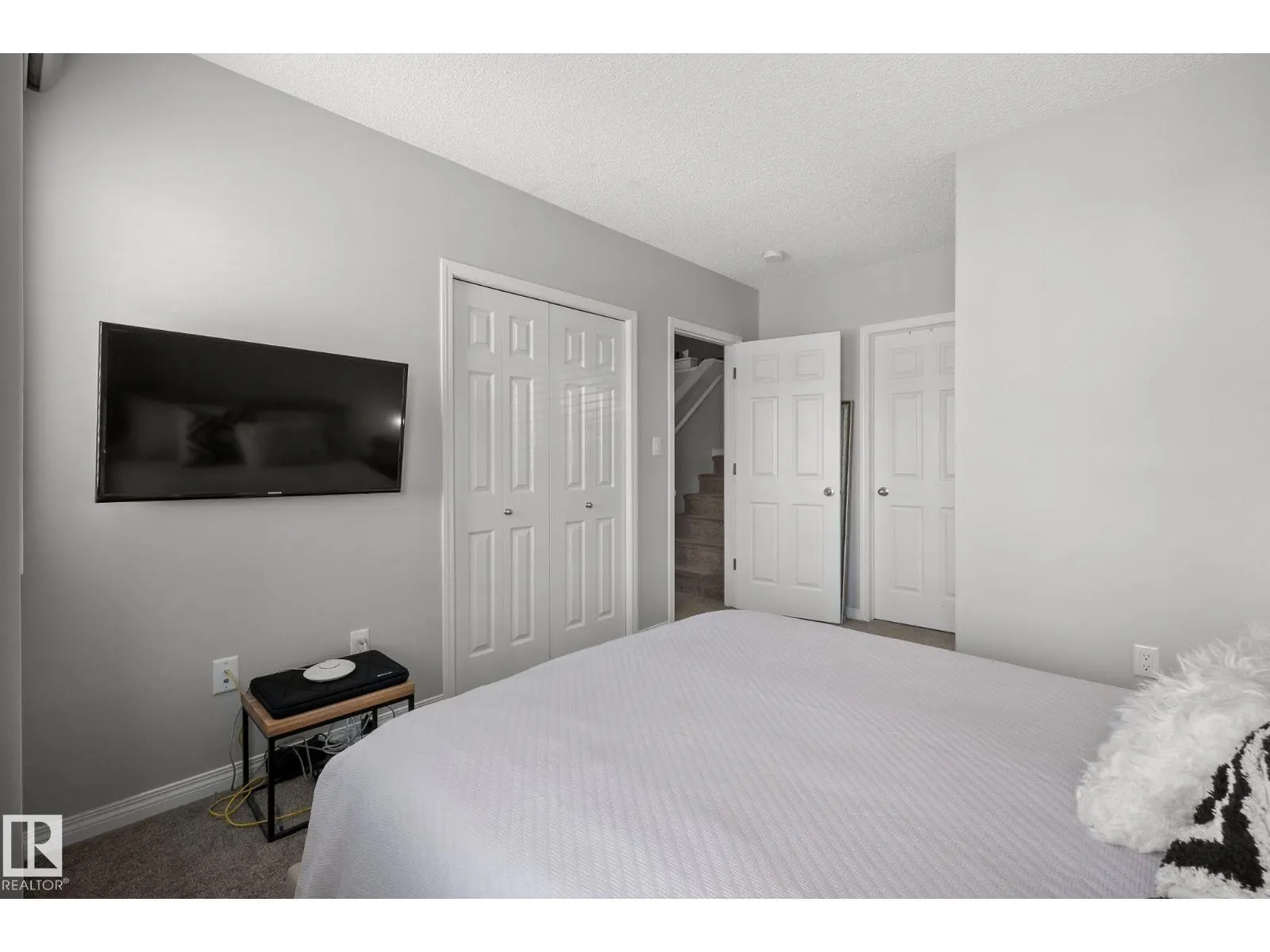 8511 24 Ave SW