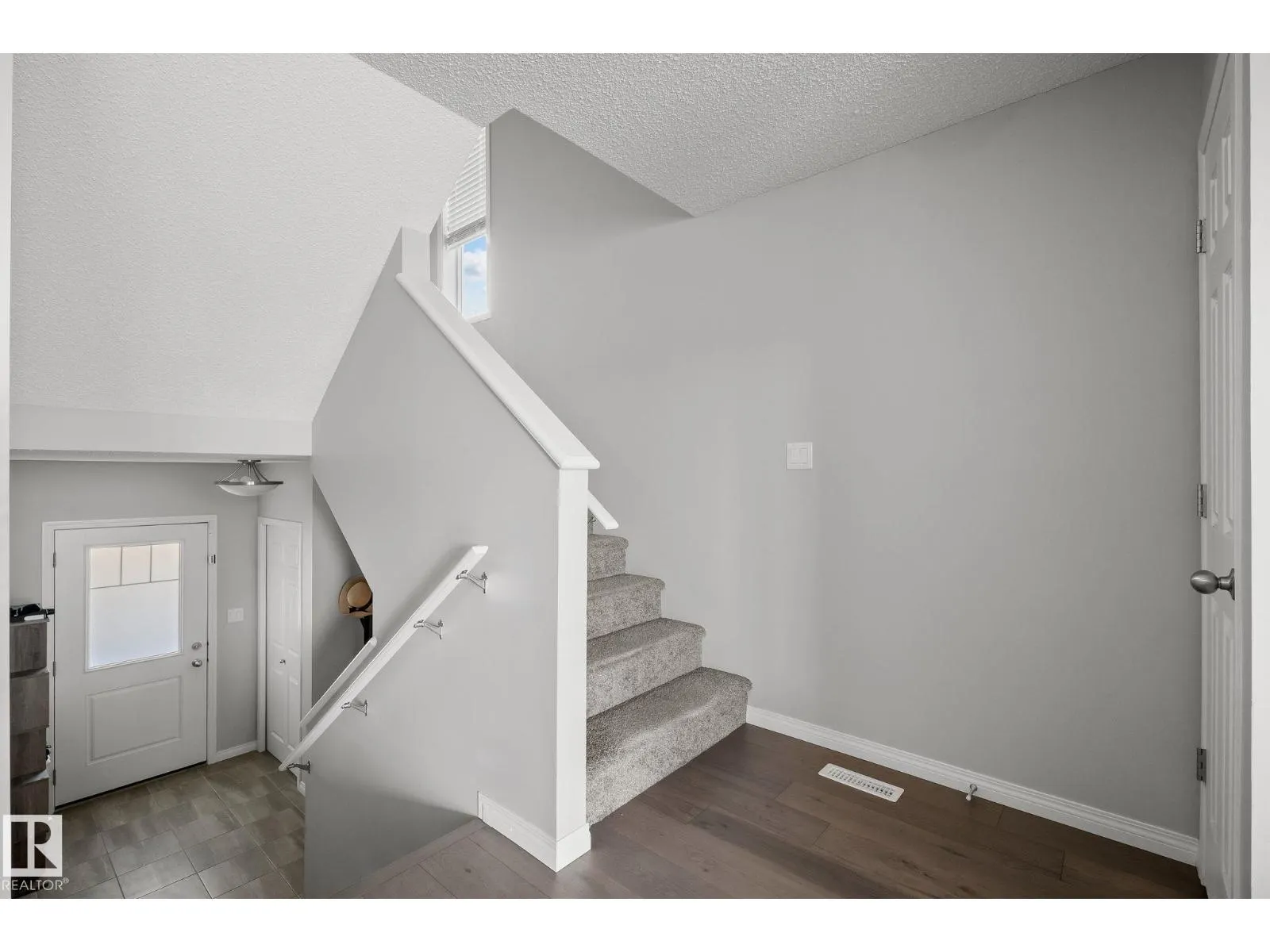 8511 24 Ave SW